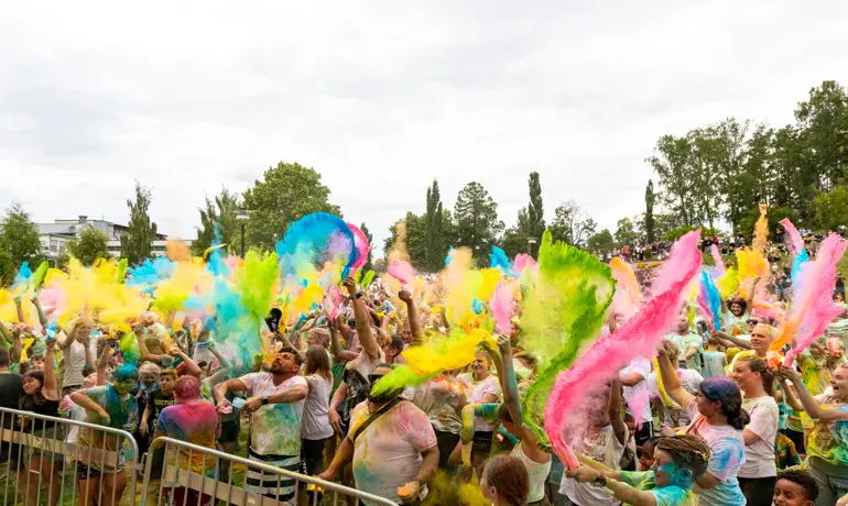 Hand som fäster nålar på en kalender