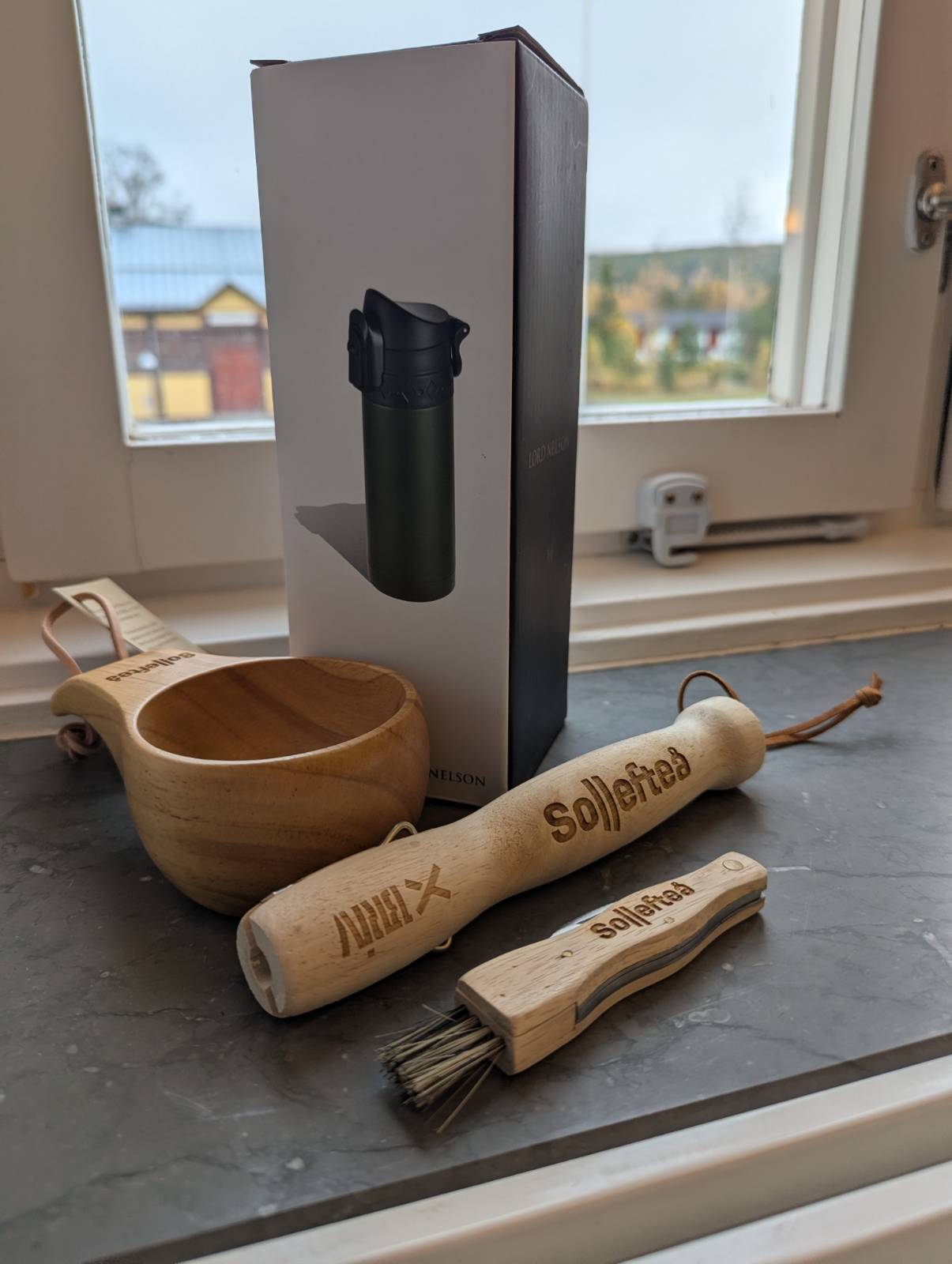 Svampkniv, grillpinne, kåsa med Sollefteås plattsvarumärke. 