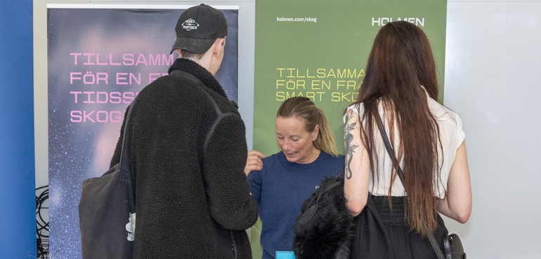 Gåvor till föreläsare, choklad, godis och mugg. Jobbdagen 2024.