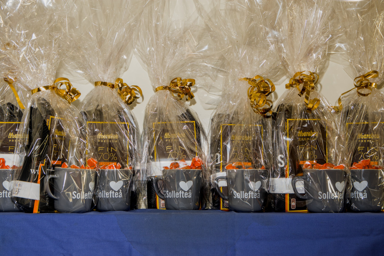 Gåvor till föreläsare, choklad, godis och mugg. Jobbdagen 2024. 