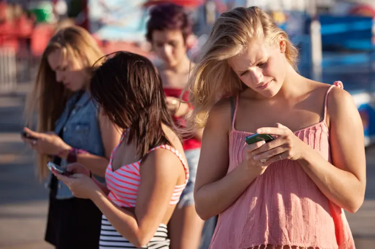 studenter surfar på telefoner