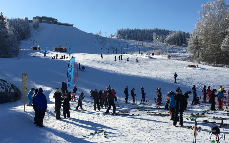 Bild från dalstation i Halsstaberget som visar Hallstabacken med massa med folk på snön
