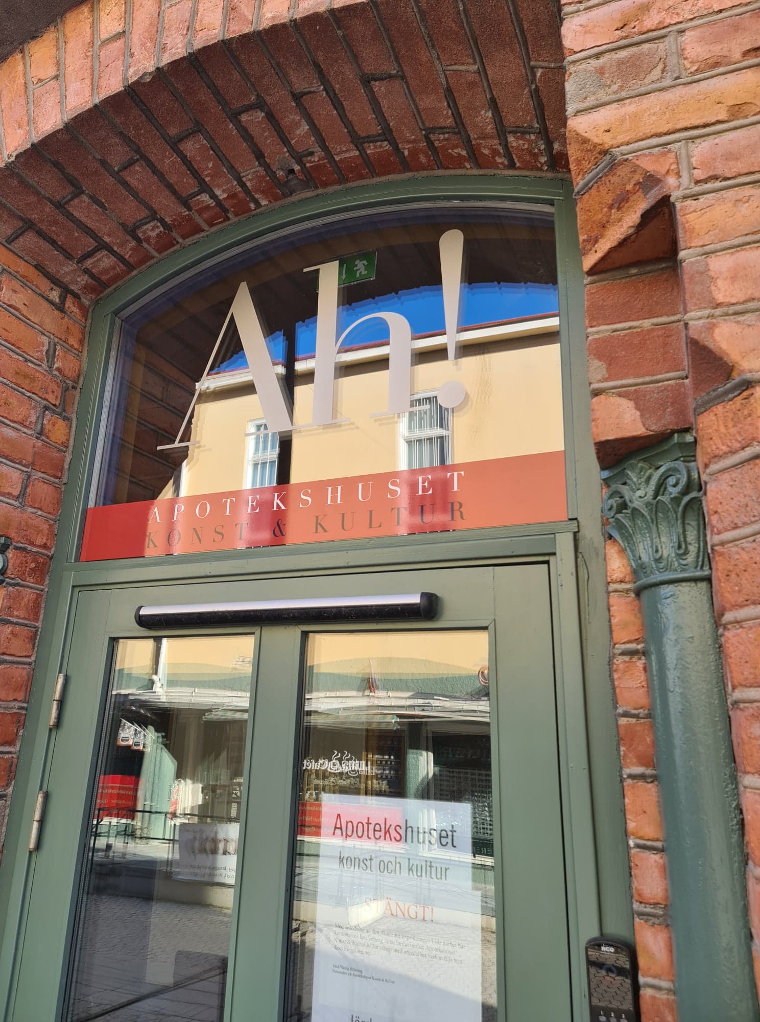 entrédörr med profillogga