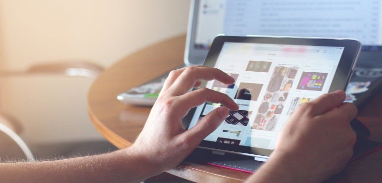 Händerna håller platta och en barbära öppet på bordet