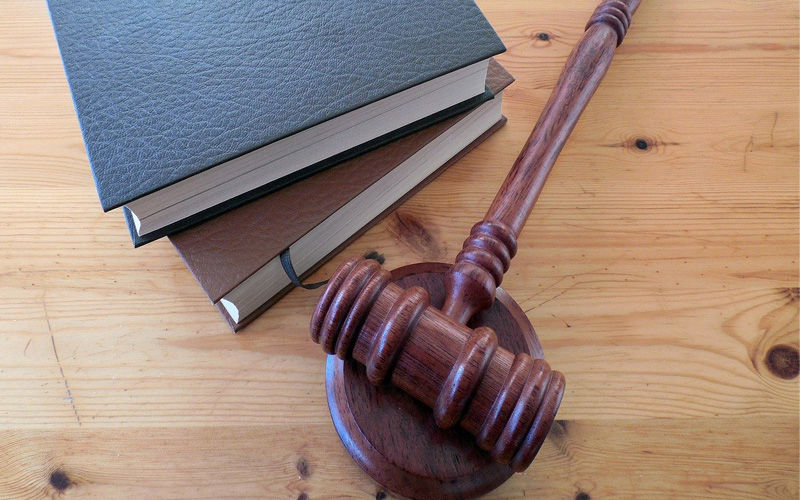 En lagbok och en hammare