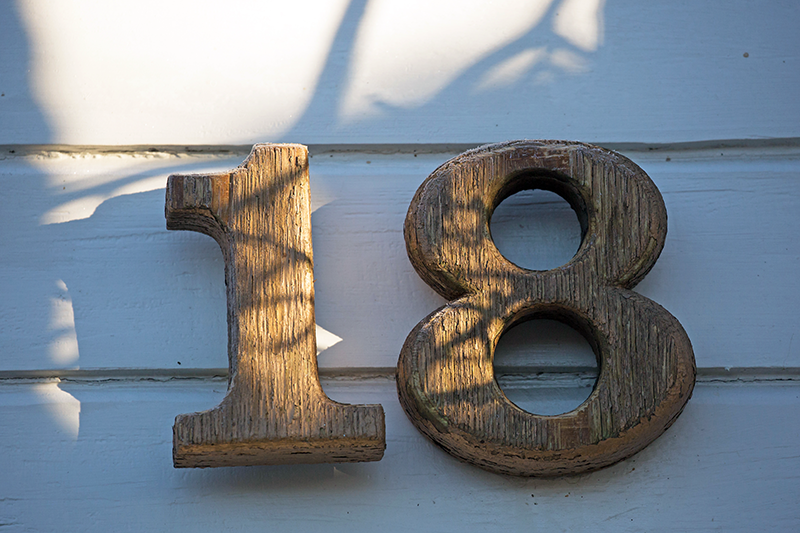 Siffran arton på en vit husvägg