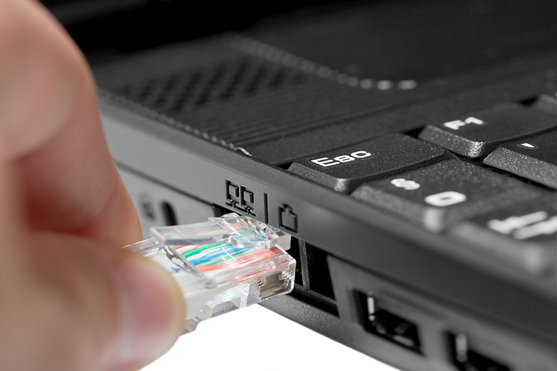 internet och 3 skärmar