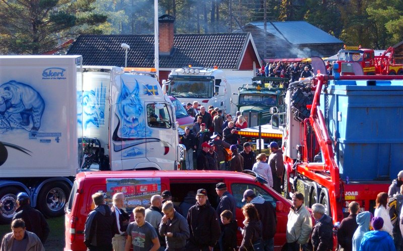 Kalender med nålar på datum