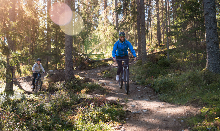 En family cyklar på XC-led Remsle