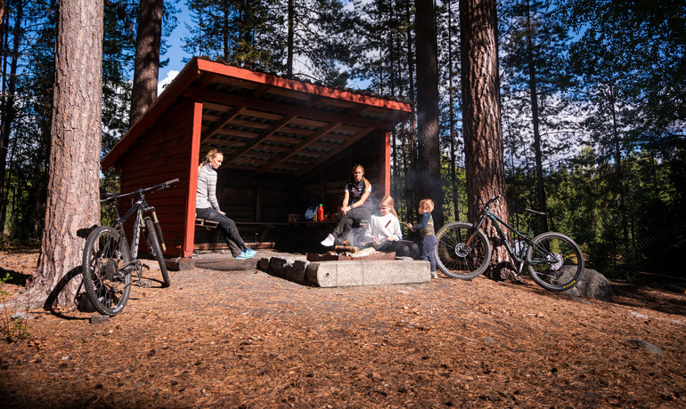 Fika stund för familjen efter cykling på XC-led Remsle
