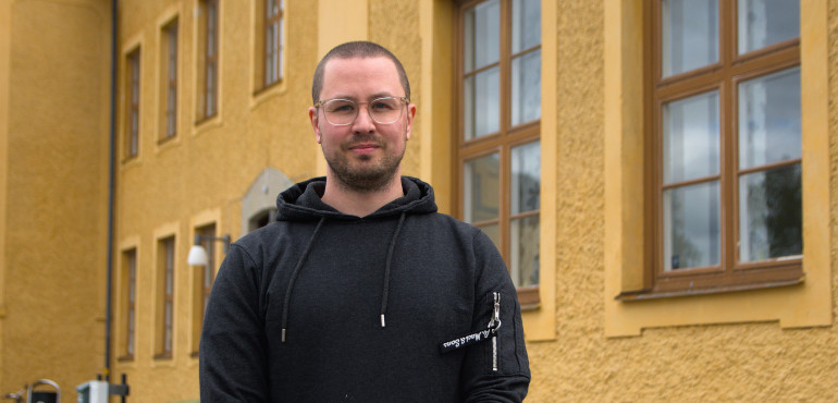 Johan Harlestedt framför Reveljens lokaler