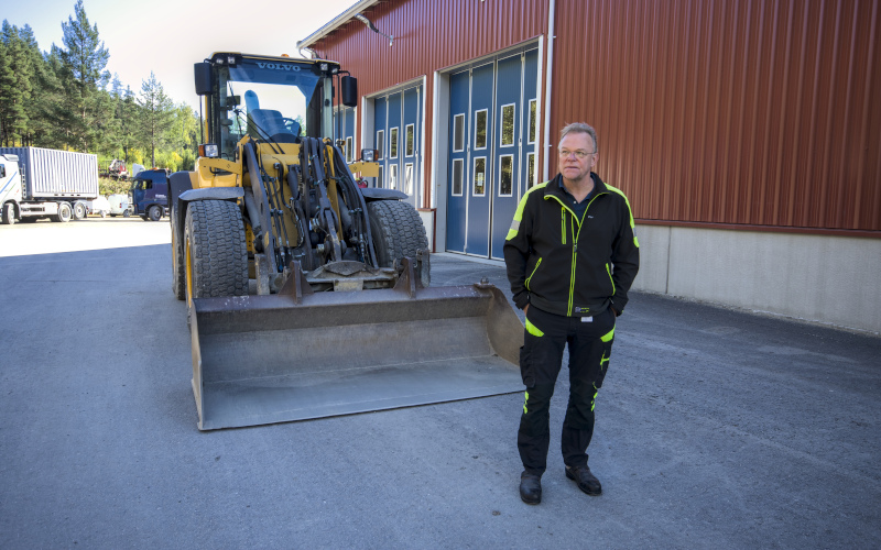 Utbildningsledare Per Sjödin vid en av Skedoms Hjullastare