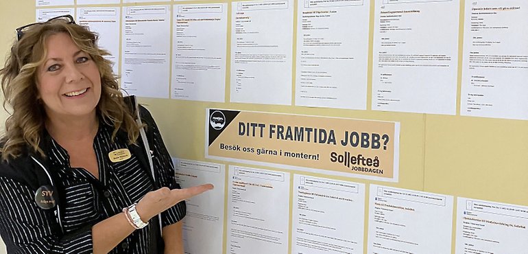 Studie och yrkesvägledare framför vägg med annonser