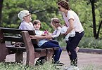Generationer i parken, mamma med två barn och morfar.