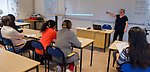 Lärare undervisar vuxenstuderande i klassrum