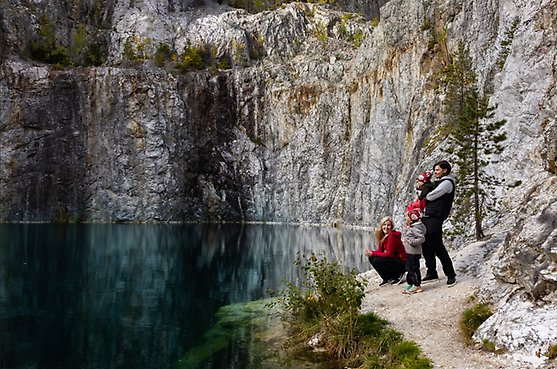 Bild på den gamla Edselegruvan, med dess bergvägg och klara vatten