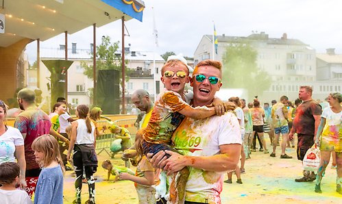 Bild på färgglad folkmassa som sprungit High Coast Color Run